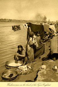 Irak - Dicle kıyısında çamaşır yıkayan kadınlar by Unbekannter Künstler