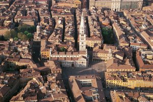 İtalya, Emilia Romagna, Modena, katedralli şehrin havadan görünümü by Benjamin Baud