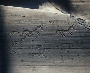 İtalya, Lombardiya, camonica vadisi, kaya üzerinde petroglifler by Benjamin Baud