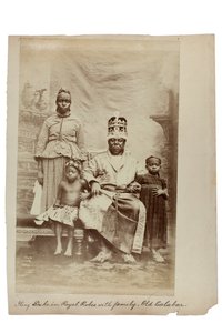 Ailesiyle birlikte kraliyet cübbesi giymiş King Duke, Old Calabar, Nijerya, 1890 dolayları (albüm baskısı) by Unbekannt