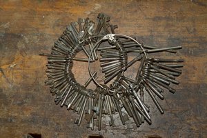 Ahşap masada yüzük üzerinde büyük bir grup eski anahtar (fotoğraf) by Unbekannt