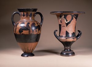 LtoR:siyah figürlü amfora oryantalize, Yunan, MÖ 6. yy; kırmızı figürlü kaliks-krater, Yunan, Güney İtalya, MÖ 4. yy (çömlek) by Unbekannt