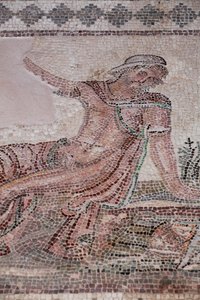 Nergis bir su havuzundaki yansımasına bakıyor - Baf mozaikleri, Dionysos Evi - MS 2. Yüzyılın Sonu - Kıbrıs - Bir havzanın üzerinde Narcissus