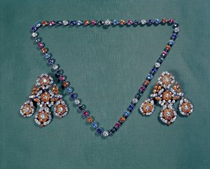 Çok renkli pastalardan oluşan kolye ve küpe seti, c.1760 by Unbekannt