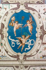 Üç putti (1560) gösteren oval, Grotesk Salonunun tavanının detayı, Della Manta Kalesi, Manta (Cuneo), Piedmont, İtalya by William M. Timlin