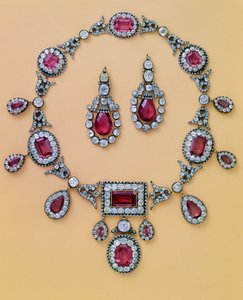Taç, saç süsü, kolye ve kulak-kolyelerinden oluşan antika bir spinel ve elmas parure parçası by Unbekannt