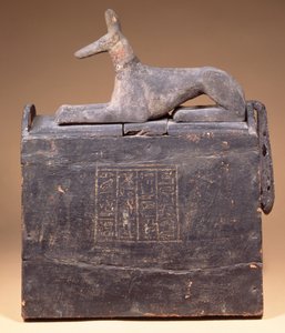 Kapakta bir yazıt ve Anubis