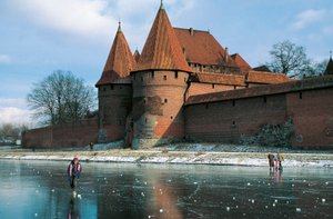 Polonya, Pomorskie Voyvodalığı, Malbork, Kale, Cermen Düzeni tarafından inşa edilen Gotik kale by Benjamin Baud