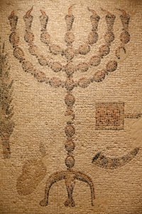 Bir Sinagog Mozaik Zemini (Replika) - orijinal : Beth Alpha Sinagogu, İsrail - MS 6. yüzyıl - Menorah - Yahudi Müzesi New York, New York, Amerika Birleşik Devletleri by Unbekannt