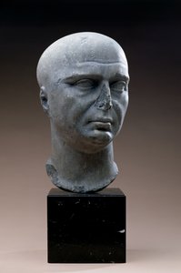 Başı tıraşlı bir İsis rahibinin portre başı, Roma, MS 2. yüzyıl (koyu gri mermer) by Unbekannt