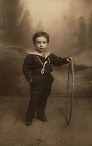Çemberli bir çocuk portresi, kartpostal by Unbekannter Künstler