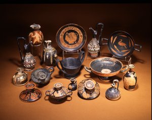Etrüsk Bucchero malı kantharos ve Gnathia ware guttus