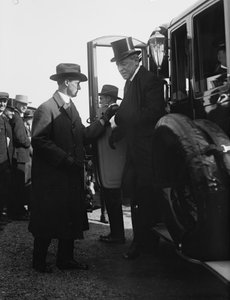 Başkan Woodrow Wilson bir otomobilden inerken. Washington, DC, yaklaşık 1918. Fotoğraf (s/b fotoğraf) by Benjamin Baud