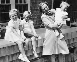 Hollanda Prensesi Juliana (sağda) ve üç sarışın kızı Beatrix, 6, Irene, 4 ve 18 aylık Margriet Francesca, Cape Cod