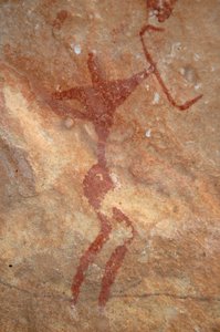 Kaya sanatı, Tarih Öncesi: Sudan (Karkur-Talh veya Karkur Talh) Uweinat masifinde süslü bir sığınakta bir karakterin (okçu) resmi. MÖ 8000 ila 3000 yıl arası dönem. fotoğrafçılık by Unbekannt