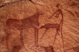 Kaya sanatı, Tarih Öncesi: Mısır, Uweinat masifinde süslü bir sığınakta bir inek, buzağı ve karakterin (okçu) kaya resmi. (MÖ 8000 ila 3000 yıl arası dönem). fotoğrafçılık by Unbekannt