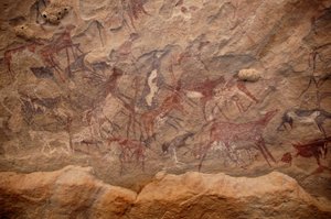 Kaya sanatı, Tarih Öncesi: Sudan, Uweinat masifinde süslü bir barınakta bir grup sığır ve çok renkli karakterin kaya resmi. MÖ 8000 ila 3000 yıl arası dönem. fotoğrafçılık by Unbekannt