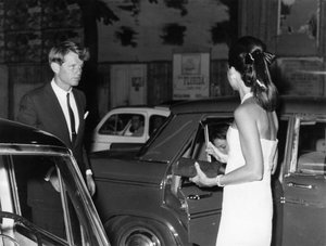 Senatör Robert Kennedy, eşiyle birlikte. Veneto üzerinden. Roma. 1966. by Unbekannt