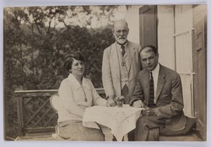 Sigmund Freud ve Horace W. ve Anjelika Frink, c.1920 (s/b fotoğraf) by Unbekannt