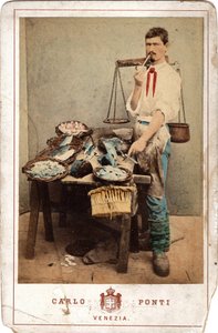 Küçük ölçüler: Balık tüccarının portresi, etal balık yüküne yakın Venedik. 19. yüzyıl Karton üzerine baskı Dim. 11x16,5 cm by Unbekannt