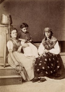 Küçük ölçüler: bir kuyunun yanında oturan su taşıyıcılarının portresi. 19. yüzyıl Karton üzerine baskı Dim. 6X8.5 cm by Unbekannt