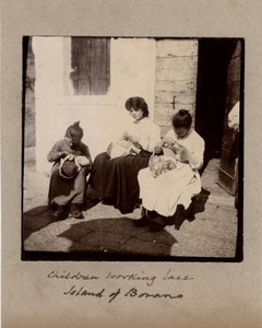 Küçük meziyetler: Venedik, Burano adasında tığ işi (nakışçı) çalışan genç kızlar. 19. yüzyıl Karton üzerine baskı Dim. 9x9 cm by Unbekannt