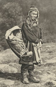 İsveç. Bebeğini ren geyiği derisinden beşikte taşıyan Lapp kadın. 1920 by Unbekannt