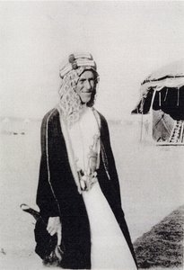 Arap Elbiseli T. E. Lawrence (s/b fotoğraf) by Unbekannt