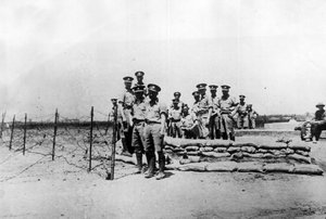 Tientsin (Tianjin), Çin, Kasım 1924: İngiliz askerleri, şehrin Çin Savaş Lordu Feng Yuxiang (Feng Yu-hsiang, Feng Yu hsiang) - Tientsin (Tianjin) birlikleri tarafından ele geçirilmesinden önce uluslararası tavizler dışında bir görevde , Çin, Kasım by William M. Timlin