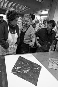Todd Narbey, Neo-Zelandalı ressam, Annie-Paule Thorel, Fransız ressam, Nicolas du Mesnil du Buisson, Pasnic gravür atölyesinin kurucu ortağı, Pascal Gauvard, Pasnic gravür atölyesinin kurucu ortağı. Bir baskının analizi. Paris