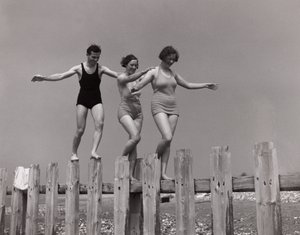 İki kadın ve bir kasırda yürüyen bir adam, 1930
