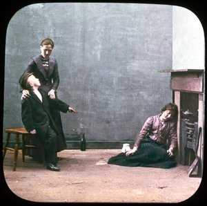 Şöminenin önünde iki kadın ve erkek, c 1895 by Unbekannt