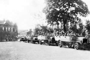 Birleşik Krallık : Şehir Merkezinde Bir Charabancs Hattı. Poynton, Cheshire, c1925 by Unbekannt