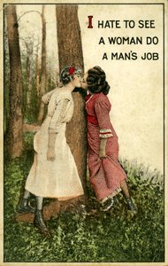 İki kadının öpüşmesini gösteren eski bir kartpostal, "Bir kadının bir erkeğin işini yapmasını görmekten nefret ediyorum" 1914 (lito)