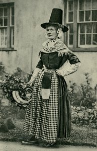 Galler. Ulusal kostümüne sadık, görkemli, yaşlı bir Galli kadın. 1920 by Unbekannt