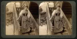 Geleneksel kostümlü genç bir İsviçreli kadını betimleyen stereoskopik kart, c.1900 (sepya fotoğrafı) (ayrıca bkz. 473238) by Underwood and Underwood
