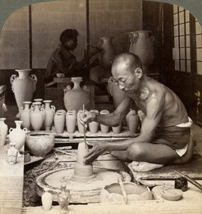 Bir çömlekçi ve çarkı, Awata porselen vazosu yapıyor, Kinkosan işleri, Kyoto, Japonya, 1904 by Underwood and Underwood