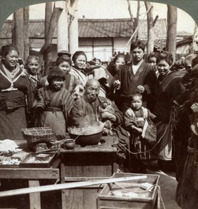 Kalabalığı eğlendiren bir maymunla bir sokak sanatçısı, Kobe, Japonya, 1896. by Underwood and Underwood