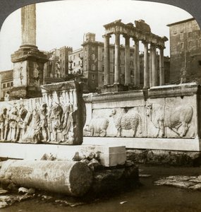 Forum'da Trajan ve Phocas Sütunu'nun kabartmaları, Roma, İtalya. by Underwood and Underwood