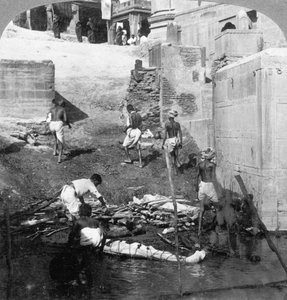 Hindu ölülerini yıkamak ve yakmak, Benares Varanasi, Hindistan 1903. by Underwood and Underwood