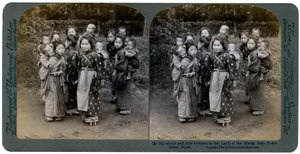 Yükselen Güneş Ülkesinde ablalar ve küçük kardeşler, Yokohama, Japonya, 1904 by Underwood and Underwood