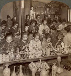 Dış pazarlar için ucuz çanak çömlek süsleyen fabrika kızları, Kyoto, Japonya, 1904 by Underwood and Underwood