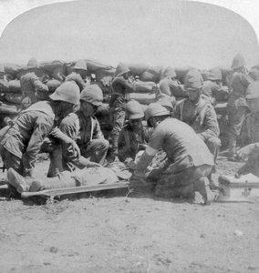 Yaralı bir askere ilk yardım, Honey Nest Kloof Savaşı, Boer Savaşı, Güney Afrika, Şubat 1900. by Underwood and Underwood