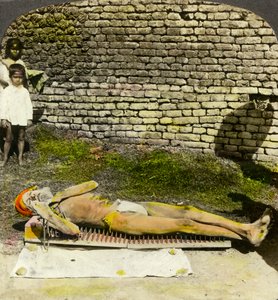 Kali, Kalküta, Hindistan, 20. yüzyılın başlarındaki tapınağın yakınındaki çivi yatağında Hindu adananı by Underwood and Underwood