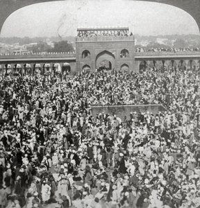Jumma Camii Avlusunda, Delhi, Hindistan, 1903. by Underwood and Underwood