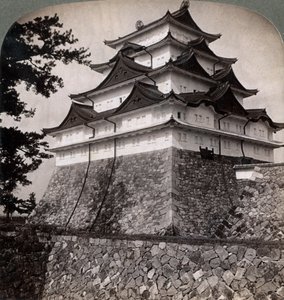 Japon prenslerinin orta çağdan kalma hendekli kalesi, ara sıra Mikado Nagoya tarafından kullanılıyor, Japonya, 1896 by Underwood and Underwood