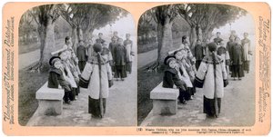 Küçük bir Amerikalı kızla birlikte görev çocukları, Canton, Çin, 1900 by Underwood and Underwood