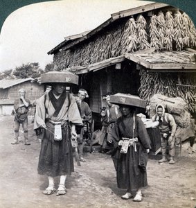 Kawaguchi Gölü yakınlarında küçük gonglar çalan hacı dilenciler, Japonya, 1904 by Underwood and Underwood