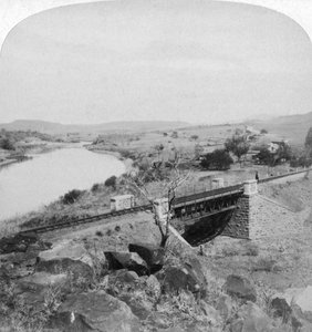 Ponpon köprüsü ve Boer genel merkezi telgraf istasyonu, Tugela Nehri, Natal, Güney Afrika, 1901. by Underwood and Underwood