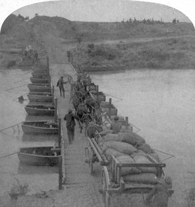 Modder Nehri üzerindeki Pontoon köprüsü, Boer Savaşı, Güney Afrika, 1900. by Underwood and Underwood